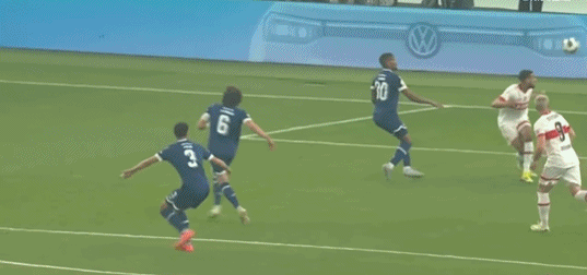 谈球吧体育app官网顶级乌龙😂斯图加特后卫头球回顶给门将，角度刁钻皮球直入球网