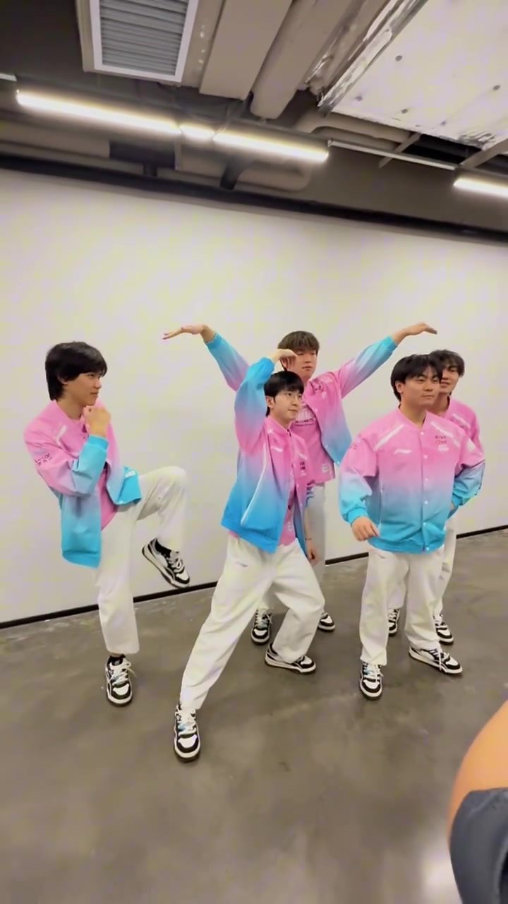 谈球吧体育官网入口功夫熊猫北川！BLG赛后经典环节更新 动漫姿势合影花絮