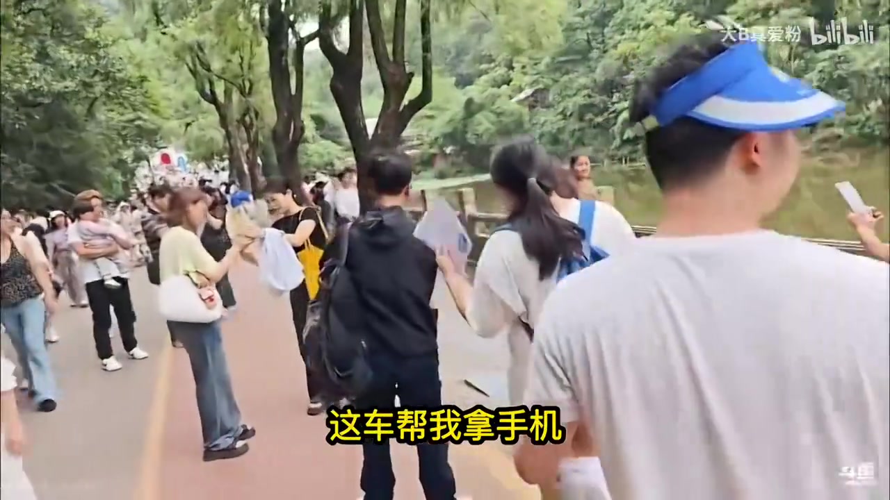 谈球吧体育app官网六神猴子！猴王Doinb模仿猴子被抓破胳膊后直道歉